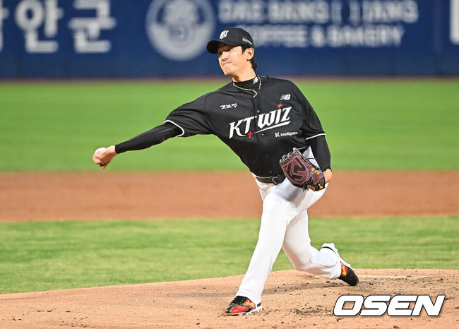 [OSEN=창원, 이석우 기자] 14일 창원NC파크에서 2026 신한 SOL KBO 리그 NC 다이노스와 KT 위즈의 경기가 열렸다. 홈팀 NC는 버하겐이, 방문팀 KT는 고영표가 선발 출전했다. KT 위즈 선발투수 고영표가 역투하고 있다. 2026.04.14 / foto0307@osen.co.kr