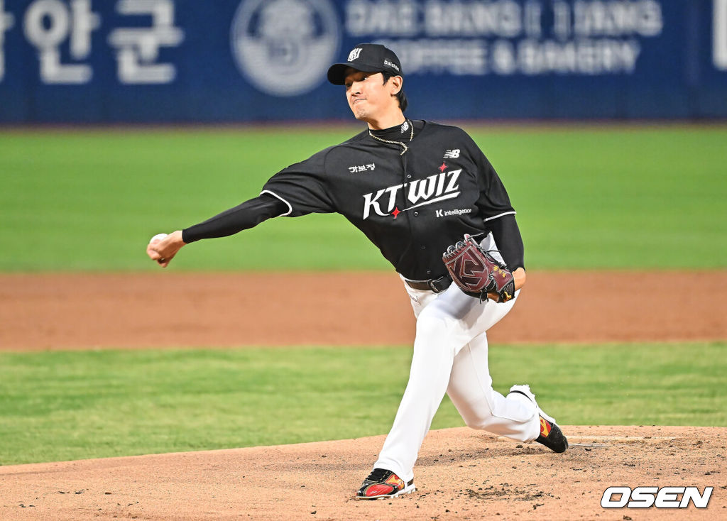 14일 창원NC파크에서 2026 신한 SOL KBO 리그 NC 다이노스와 KT 위즈의 경기가 열렸다. 홈팀 NC는 버하겐이, 방문팀 KT는 고영표가 선발 출전했다. KT 위즈 선발투수 고영표가 역투하고 있다. 2026.04.14 / foto0307@osen.co.kr