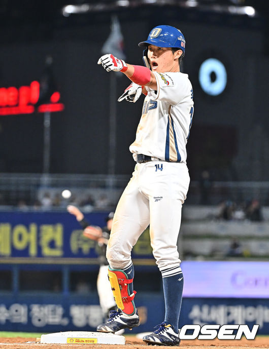 [OSEN=창원, 이석우 기자] 14일 창원NC파크에서 2026 신한 SOL KBO 리그 NC 다이노스와 KT 위즈의 경기가 열렸다. 홈팀 NC는 버하겐이, 방문팀 KT는 고영표가 선발 출전했다. NC 다이노스 최정원이 3회말 2사 중견수 앞 안타를 치고 세리머니를 하고 있다. 2026.04.14 / foto0307@osen.co.kr