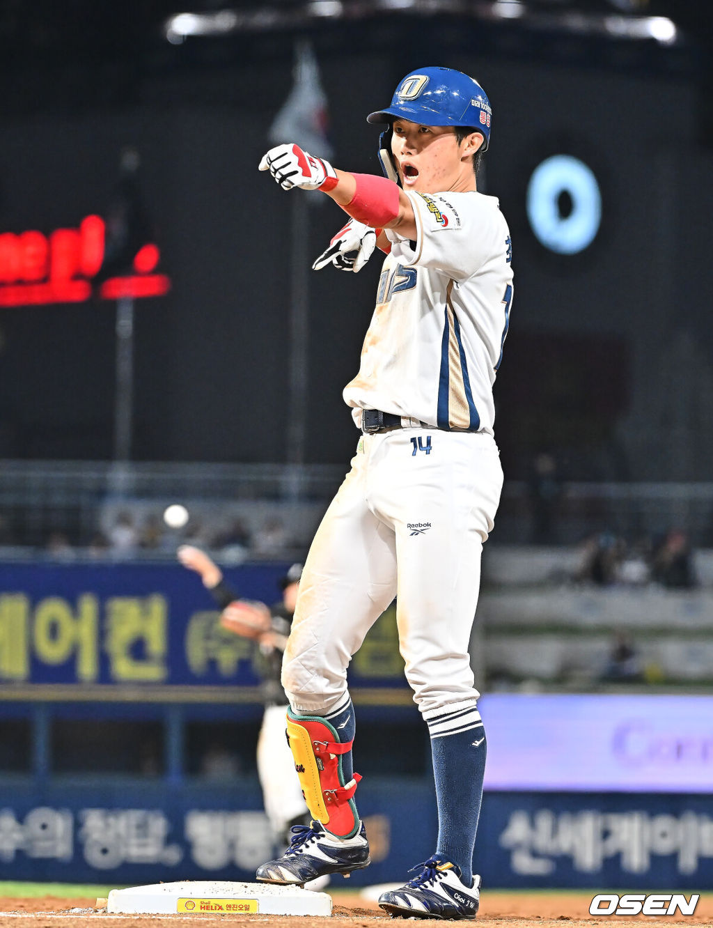 14일 창원NC파크에서 2026 신한 SOL KBO 리그 NC 다이노스와 KT 위즈의 경기가 열렸다. 홈팀 NC는 버하겐이, 방문팀 KT는 고영표가 선발 출전했다. NC 다이노스 최정원이 3회말 2사 중견수 앞 안타를 치고 세리머니를 하고 있다. 2026.04.14 / foto0307@osen.co.kr