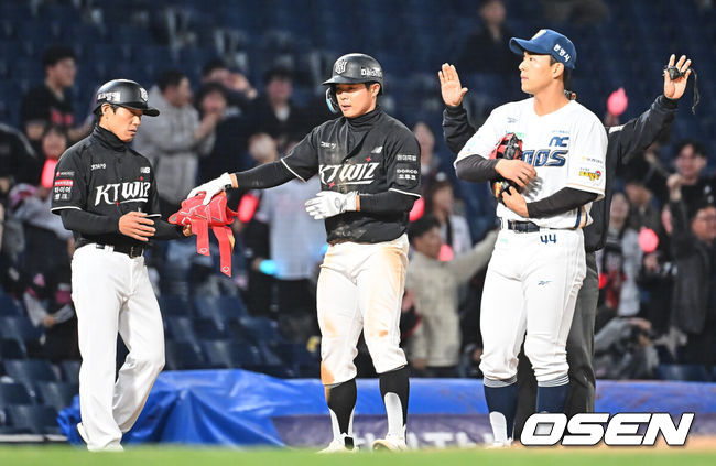 [OSEN=창원, 이석우 기자] 14일 창원NC파크에서 2026 신한 SOL KBO 리그 NC 다이노스와 KT 위즈의 경기가 열렸다. 홈팀 NC는 버하겐이, 방문팀 KT는 고영표가 선발 출전했다. KT 위즈 권동진이 4회초 2사 만루 싹쓸이 우중간 3루타를 치고 하이파이브를 하고 있다. 2026.04.14 / foto0307@osen.co.kr