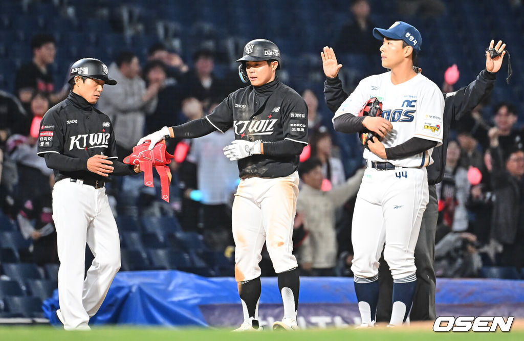 14일 창원NC파크에서 2026 신한 SOL KBO 리그 NC 다이노스와 KT 위즈의 경기가 열렸다. 홈팀 NC는 버하겐이, 방문팀 KT는 고영표가 선발 출전했다. KT 위즈 권동진이 4회초 2사 만루 싹쓸이 우중간 3루타를 치고 하이파이브를 하고 있다. 2026.04.14 / foto0307@osen.co.kr