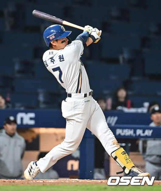 [OSEN=창원, 이석우 기자] 14일 창원NC파크에서 2026 신한 SOL KBO 리그 NC 다이노스와 KT 위즈의 경기가 열렸다. 홈팀 NC는 버하겐이, 방문팀 KT는 고영표가 선발 출전했다. NC 다이노스 김주원이 5회말 1사 2루 좌익수 왼쪽 안타를 치고 있다. 2026.04.14 / foto0307@osen.co.kr