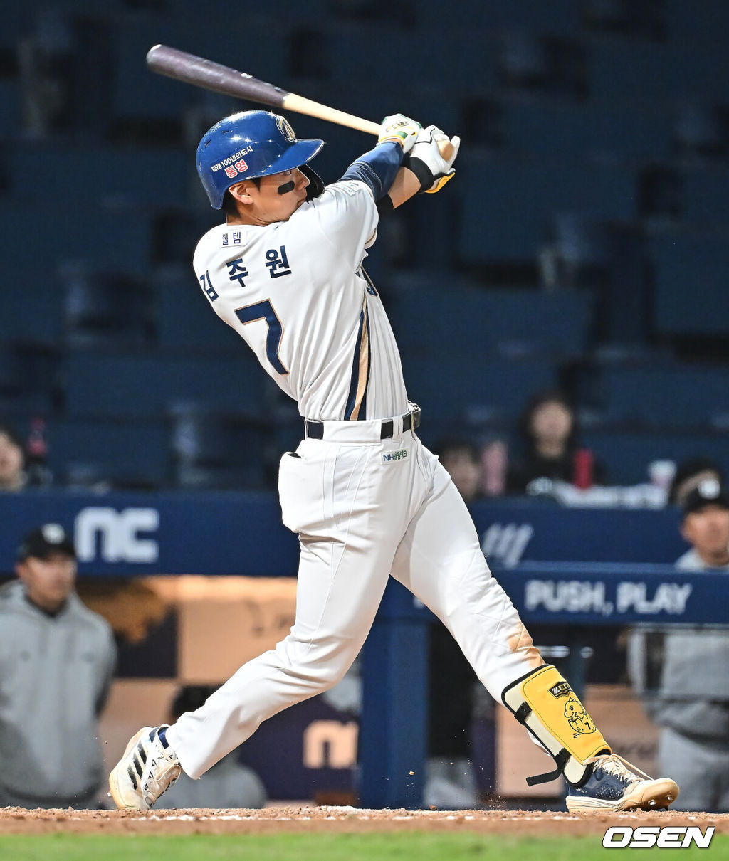 14일 창원NC파크에서 2026 신한 SOL KBO 리그 NC 다이노스와 KT 위즈의 경기가 열렸다. 홈팀 NC는 버하겐이, 방문팀 KT는 고영표가 선발 출전했다. NC 다이노스 김주원이 5회말 1사 2루 좌익수 왼쪽 안타를 치고 있다. 2026.04.14 / foto0307@osen.co.kr