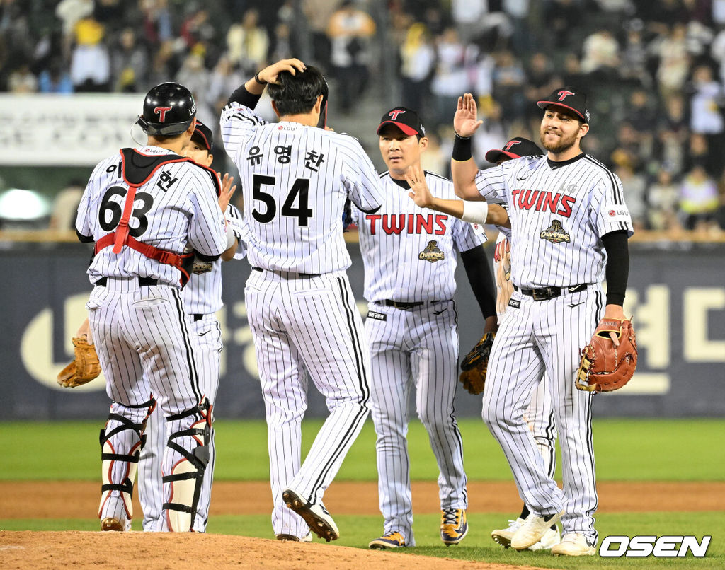 프로야구 LG 트윈스가 롯데 자이언츠를 꺾고 8연승을 질주했다. LG는 14일 서울 잠실구장에서 열린 2026 KBO리그 롯데와 시즌 첫 '엘롯라시코'에서 2-1 한 점 차 승리를 거뒀다. 1-1 동점인 8회 오스틴의 결승 솔로 홈런이 터지면서 '연승'을 8까지 늘렸다. 경기 종료 후 LG 선수들이 승리의 기쁨을 나누고 있다. 2026.04.14 /sunday@osen.co.kr