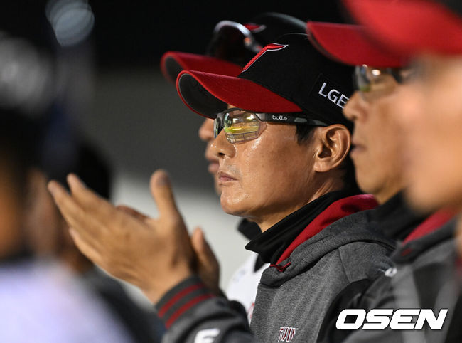 [OSEN=잠실, 이대선 기자] 프로야구 LG 트윈스가 롯데 자이언츠를 꺾고 8연승을 질주했다.  LG는 14일 서울 잠실구장에서 열린 2026 KBO리그 롯데와 시즌 첫 '엘롯라시코'에서 2-1 한 점 차 승리를 거뒀다. 1-1 동점인 8회 오스틴의 결승 솔로 홈런이 터지면서 '연승'을 8까지 늘렸다. 9회초 LG 염경엽 감독이 경기를 바라보고 있다. 2026.04.14 /sunday@osen.co.kr