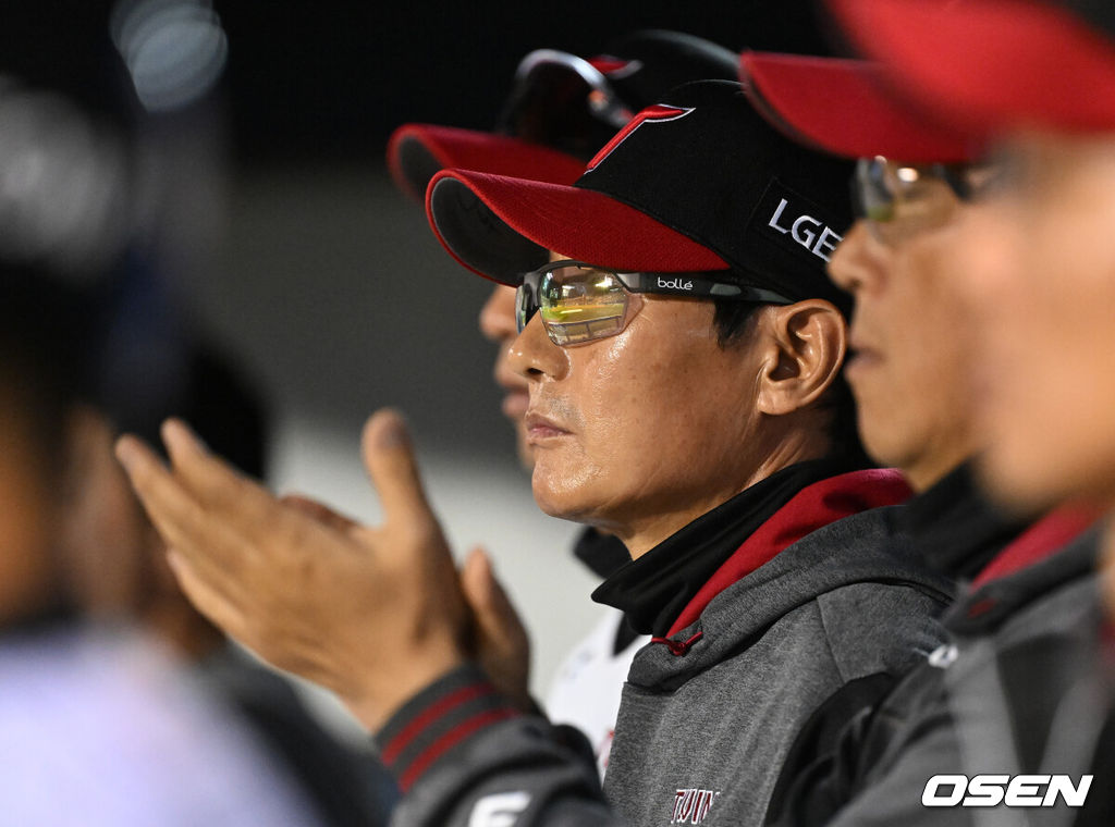 프로야구 LG 트윈스가 롯데 자이언츠를 꺾고 8연승을 질주했다. LG는 14일 서울 잠실구장에서 열린 2026 KBO리그 롯데와 시즌 첫 '엘롯라시코'에서 2-1 한 점 차 승리를 거뒀다. 1-1 동점인 8회 오스틴의 결승 솔로 홈런이 터지면서 '연승'을 8까지 늘렸다. 9회초 LG 염경엽 감독이 경기를 바라보고 있다. 2026.04.14 /sunday@osen.co.kr