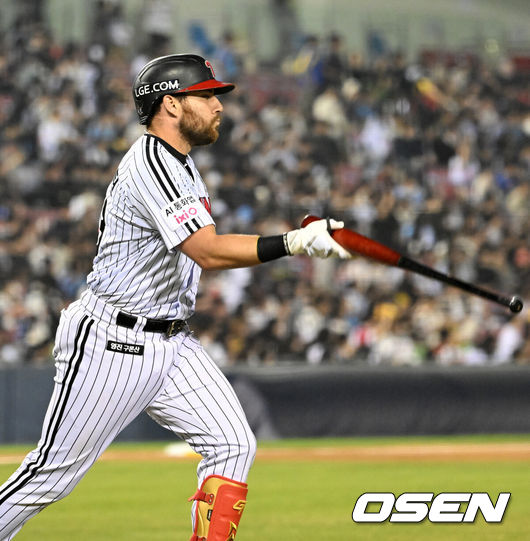 [OSEN=잠실, 이대선 기자] 14일 서울 잠실야구장에서 2026 신한 SOL KBO리그 LG 트윈스와 롯데 자이언츠의 경기가 열렸다.이날 LG는 송승기, 롯데는 나균안을 선발로 내세웠다.8회말 무사에서 LG 오스틴이 좌월 솔로 홈런을 치고 환호하고 있다. 2026.04.14 /sunday@osen.co.kr