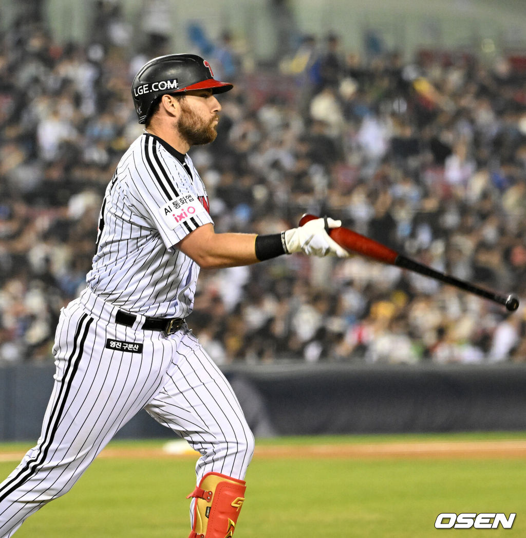 14일 서울 잠실야구장에서 2026 신한 SOL KBO리그 LG 트윈스와 롯데 자이언츠의 경기가 열렸다.이날 LG는 송승기, 롯데는 나균안을 선발로 내세웠다.8회말 무사에서 LG 오스틴이 좌월 솔로 홈런을 치고 환호하고 있다. 2026.04.14 /sunday@osen.co.kr