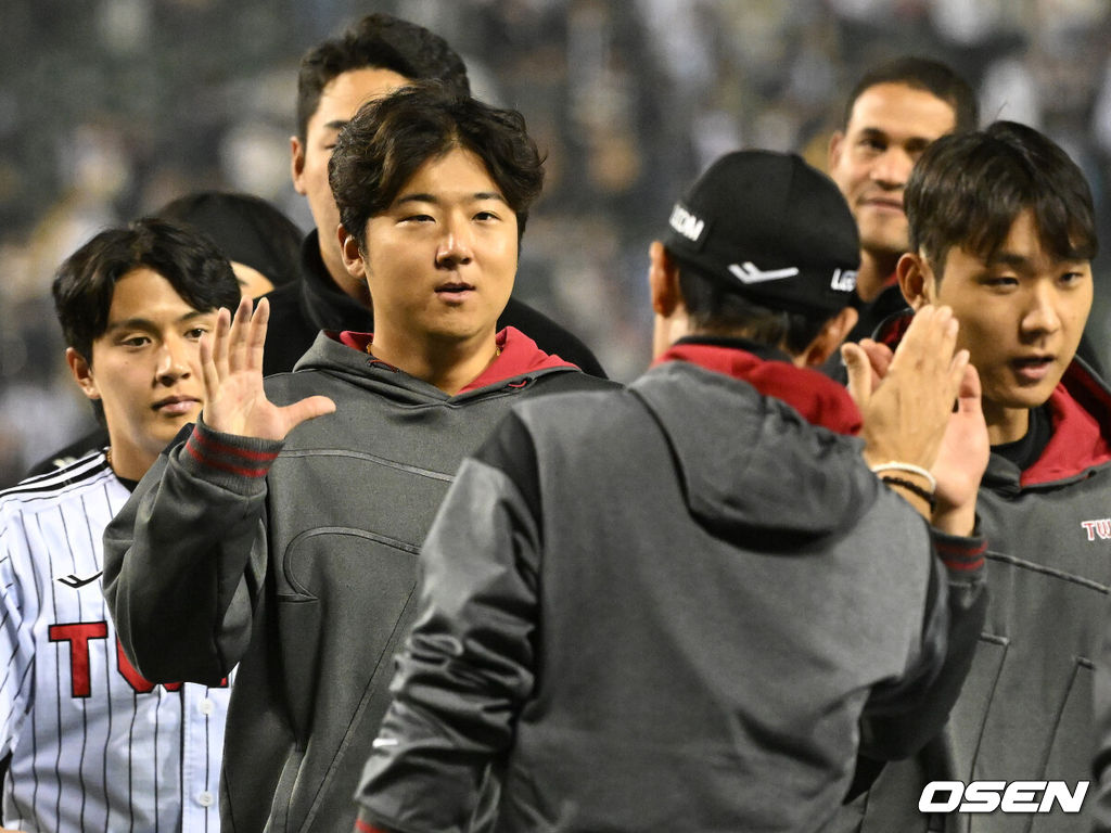 프로야구 LG 트윈스가 롯데 자이언츠를 꺾고 8연승을 질주했다. LG는 14일 서울 잠실구장에서 열린 2026 KBO리그 롯데와 시즌 첫 '엘롯라시코'에서 2-1 한 점 차 승리를 거뒀다. 1-1 동점인 8회 오스틴의 결승 솔로 홈런이 터지면서 '연승'을 8까지 늘렸다. 경기 종료 후 LG 송승기가 염경엽 감독과 승리의 기쁨을 나누고 있다. 2026.04.14 /sunday@osen.co.kr