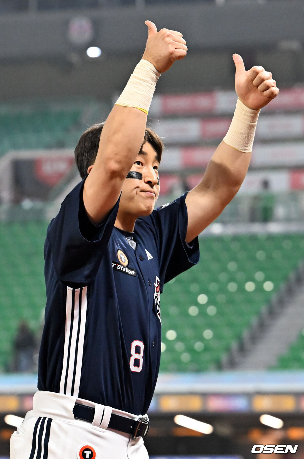 14일 오후 인천 SSG랜더스필드에서 ‘2026 신한 SOL Bank KBO리그' SSG 랜더스와 두산 베어스의 경기가 진행됐다. 이 경기에서 두산은 SSG에 11-3 대승을 거두고 2연패를 끊었다. SSG는 이날 패배로 6연패 수렁에 빠졌다. 경기를 마치고 두산 손아섭이 팬들을 향해 쌍 엄지척 사인을 보내고 있다. 2026.04.14 / rumi@osen.co.kr