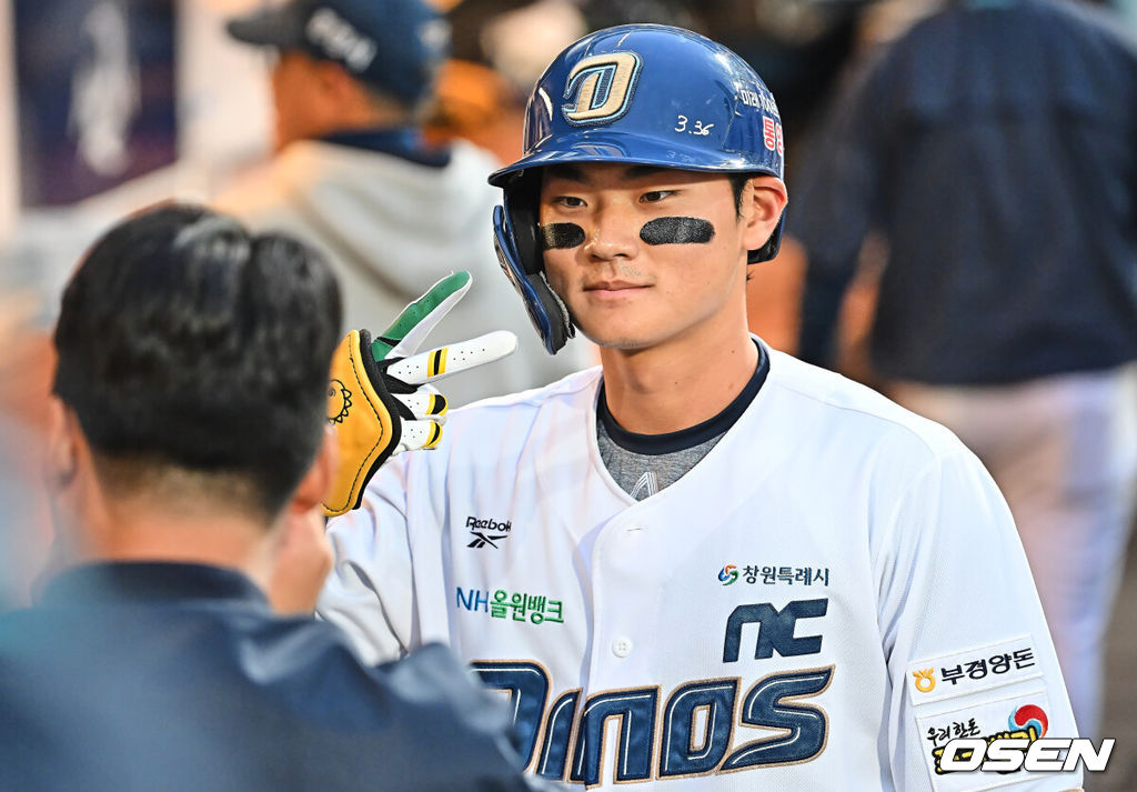 14일 창원NC파크에서 2026 신한 SOL KBO 리그 NC 다이노스와 KT 위즈의 경기가 열렸다. 홈팀 NC는 버하겐이, 방문팀 KT는 고영표가 선발 출전했다. NC 다이노스 김주원이 1회말 우월 솔로 홈런을 치고 기념촬영을 하고 있다. 2026.04.14 / foto0307@osen.co.kr