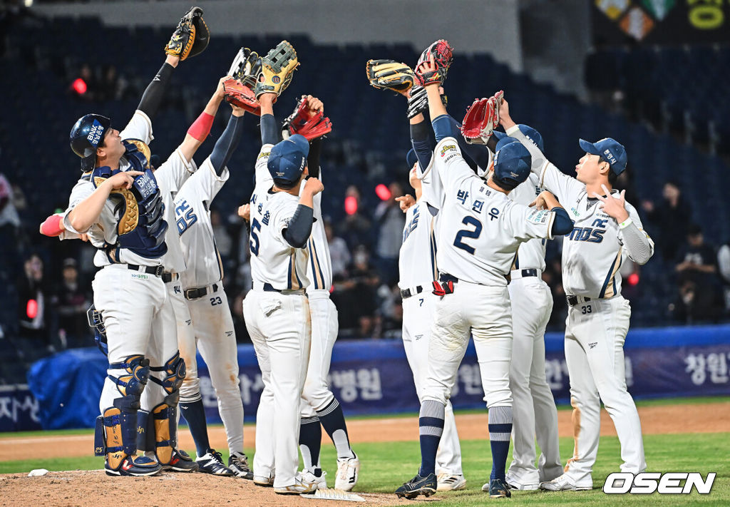 14일 창원NC파크에서 2026 신한 SOL KBO 리그 NC 다이노스와 KT 위즈의 경기가 열렸다. 홈팀 NC는 버하겐이, 방문팀 KT는 고영표가 선발 출전했다. NC 다이노스 선수들이 KT 위즈에 7-4로 승리한 후 세리머니를 하고 있다. 2026.04.14 / foto0307@osen.co.kr