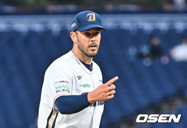 [OSEN=창원, 이석우 기자] 14일 창원NC파크에서 2026 신한 SOL KBO 리그 NC 다이노스와 KT 위즈의 경기가 열렸다. 홈팀 NC는 버하겐이, 방문팀 KT는 고영표가 선발 출전했다. NC 다이노스 선발투수 버하겐이 1회초 무사 2,3루 KT 위즈 힐리어드의 스윙 판정을 요구하고 있다. 2026.04.14 / foto0307@osen.co.kr