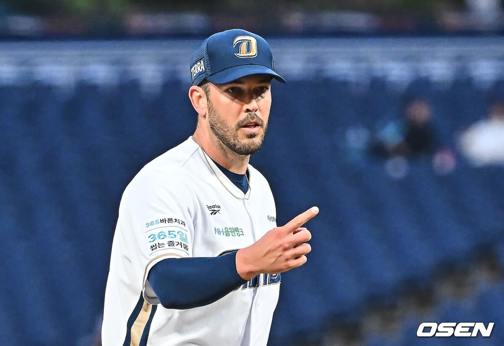 14일 창원NC파크에서 2026 신한 SOL KBO 리그 NC 다이노스와 KT 위즈의 경기가 열렸다. 홈팀 NC는 버하겐이, 방문팀 KT는 고영표가 선발 출전했다. NC 다이노스 선발투수 버하겐이 1회초 무사 2,3루 KT 위즈 힐리어드의 스윙 판정을 요구하고 있다. 2026.04.14 / foto0307@osen.co.kr