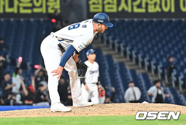 [OSEN=창원, 이석우 기자] 14일 창원NC파크에서 2026 신한 SOL KBO 리그 NC 다이노스와 KT 위즈의 경기가 열렸다. 홈팀 NC는 버하겐이, 방문팀 KT는 고영표가 선발 출전했다. NC 다이노스 버하겐이 4회초 2사 만루 KT 위즈 권동진에게 싹쓸이 우중간 3루타를 맞고 아쉬워하고 있다. 2026.04.14 / foto0307@osen.co.kr
