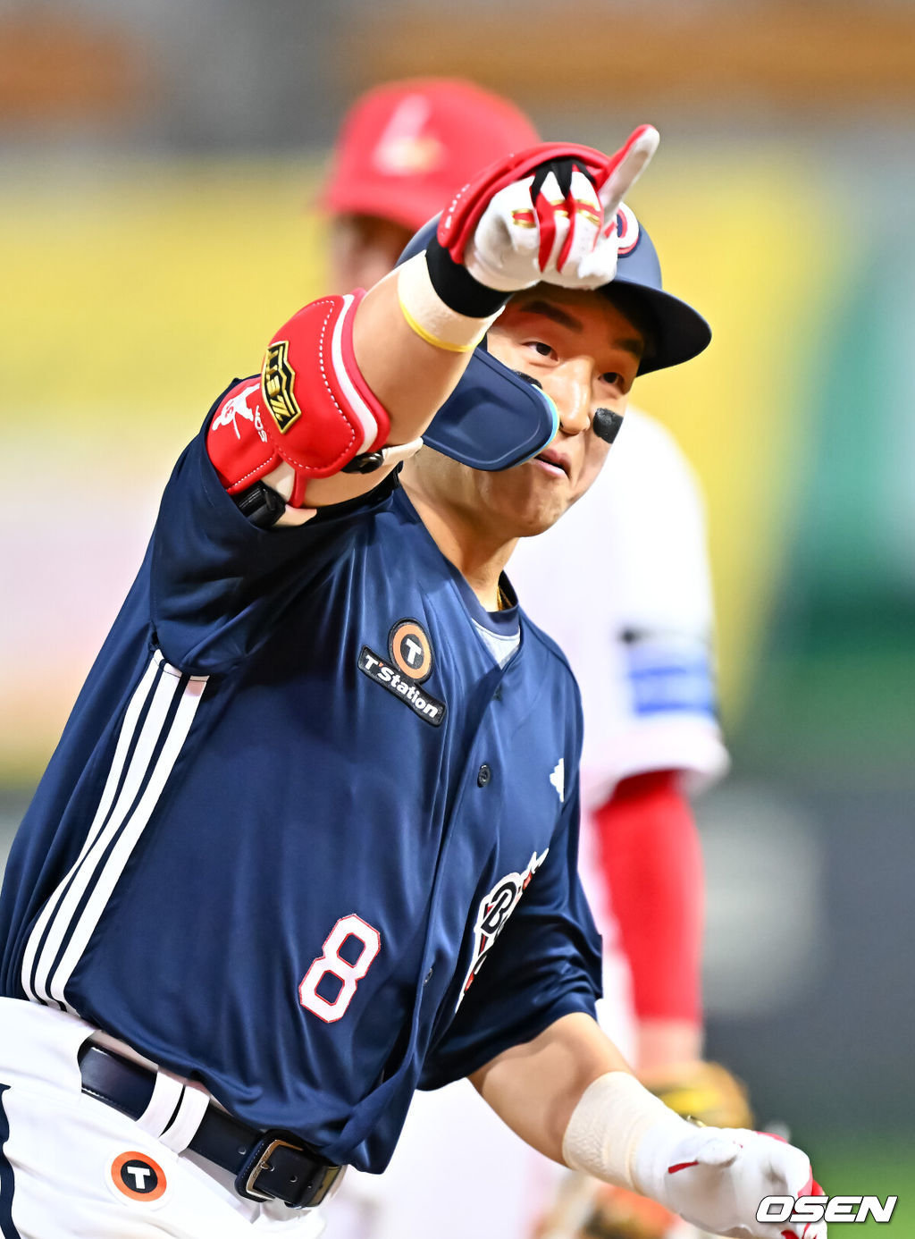 14일 오후 인천 SSG랜더스필드에서 ‘2026 신한 SOL Bank KBO리그' SSG 랜더스와 두산 베어스의 경기가 진행됐다.이날 SSG는 타케다를, 두산은 최민석을 선발투수로 내세웠다.4회초 1사 주자 2루 두산 손아섭이 우중월 투런 홈런을 때린 후 그라운드를 돌고 있다. 2026.04.14 / rumi@osen.co.kr