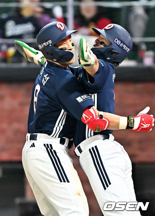 [OSEN=인천, 민경훈 기자] 14일 오후 인천 SSG랜더스필드에서 ‘2026 신한 SOL Bank KBO리그'&nbsp;SSG 랜더스와 두산 베어스의 경기가 진행됐다.이날 SSG는 타케다를, 두산은 최민석을 선발투수로 내세웠다.4회초 1사 주자 2루 두산 손아섭이 우중월 투런 홈런을 때린 후 홈을 밟으며 박찬호와 기뻐하고 있다. 2026.04.14 / rumi@osen.co.kr