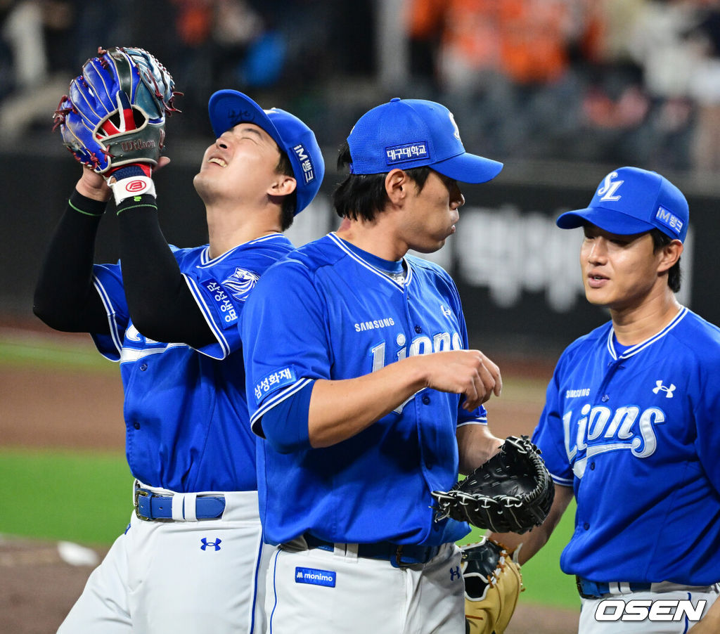 프로야구 삼성 라이온즈가 한화 이글스를 잡고 4연승을 질주했다. 이겼다기보단 승리를 '당한' 모양에 가까웠다.박진만 감독이 이끄는 삼성은 14일 대전 한화생명 볼파크에서 열린 2026 신한 SOL KBO리그 한화와의 원정경기에서 6-5로 승리했다. 이날 승리로 4연승을 질주한 삼성은 시즌 전적 9승4패1무를 만들었다. 4연패에 빠진한화는 6승8패가 됐다.경기를 마치고 삼성 전병우, 김재윤, 이성규가 승리를 기뻐하고 있다. 2026.04.14 / jpnews@osen.co.kr