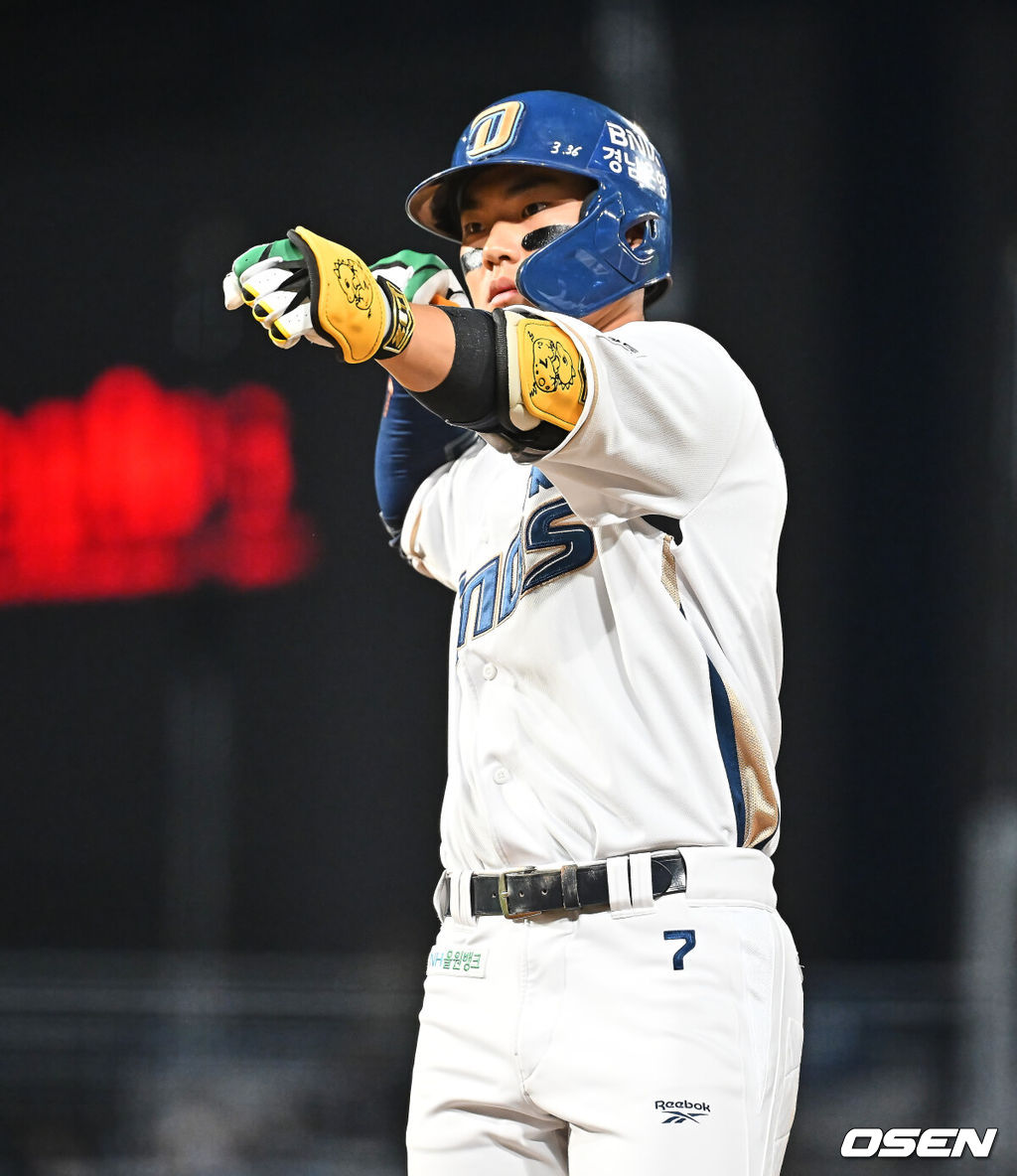 14일 창원NC파크에서 2026 신한 SOL KBO 리그 NC 다이노스와 KT 위즈의 경기가 열렸다. 홈팀 NC는 버하겐이, 방문팀 KT는 고영표가 선발 출전했다. NC 다이노스 김주원이 5회말 1사 2루 좌익수 왼쪽 안타를 치고 세리머니를 하고 있다. 2026.04.14 / foto0307@osen.co.kr