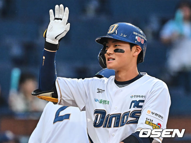 [OSEN=창원, 이석우 기자] 14일 창원NC파크에서 2026 신한 SOL KBO 리그 NC 다이노스와 KT 위즈의 경기가 열렸다. 홈팀 NC는 버하겐이, 방문팀 KT는 고영표가 선발 출전했다. NC 다이노스 김주원이 1회말 우월 솔로 홈런을 치고 하이파이브를 하고 있다. 2026.04.14 / foto0307@osen.co.kr