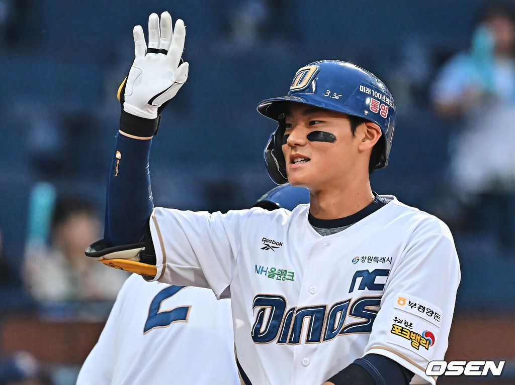 14일 창원NC파크에서 2026 신한 SOL KBO 리그 NC 다이노스와 KT 위즈의 경기가 열렸다. 홈팀 NC는 버하겐이, 방문팀 KT는 고영표가 선발 출전했다. NC 다이노스 김주원이 1회말 우월 솔로 홈런을 치고 하이파이브를 하고 있다. 2026.04.14 / foto0307@osen.co.kr