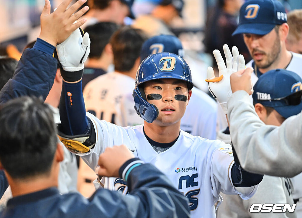 14일 창원NC파크에서 2026 신한 SOL KBO 리그 NC 다이노스와 KT 위즈의 경기가 열렸다. 홈팀 NC는 버하겐이, 방문팀 KT는 고영표가 선발 출전했다. NC 다이노스 김주원이 1회말 우월 솔로 홈런을 치고 하이파이브를 하고 있다. 2026.04.14 / foto0307@osen.co.kr