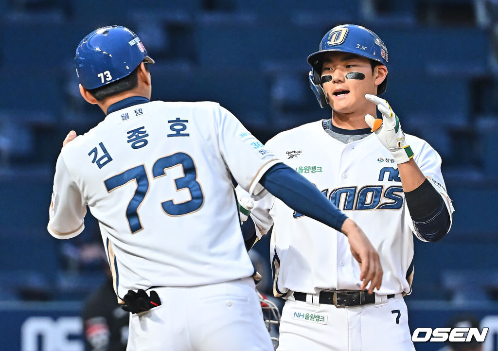 14일 창원NC파크에서 2026 신한 SOL KBO 리그 NC 다이노스와 KT 위즈의 경기가 열렸다. 홈팀 NC는 버하겐이, 방문팀 KT는 고영표가 선발 출전했다. NC 다이노스 김주원이 1회말 우월 솔로 홈런을 치고 하이파이브를 하고 있다. 2026.04.14 / foto0307@osen.co.kr