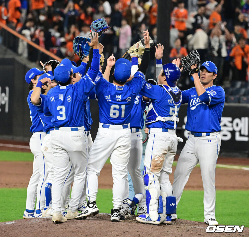 프로야구 삼성 라이온즈가 한화 이글스를 잡고 4연승을 질주했다. 이겼다기보단 승리를 '당한' 모양에 가까웠다.박진만 감독이 이끄는 삼성은 14일 대전 한화생명 볼파크에서 열린 2026 신한 SOL KBO리그 한화와의 원정경기에서 6-5로 승리했다. 이날 승리로 4연승을 질주한 삼성은 시즌 전적 9승4패1무를 만들었다. 4연패에 빠진한화는 6승8패가 됐다.경기를 마치고 삼성 선수들이 승리를 기뻐하고 있다. 2026.04.14 / jpnews@osen.co.kr