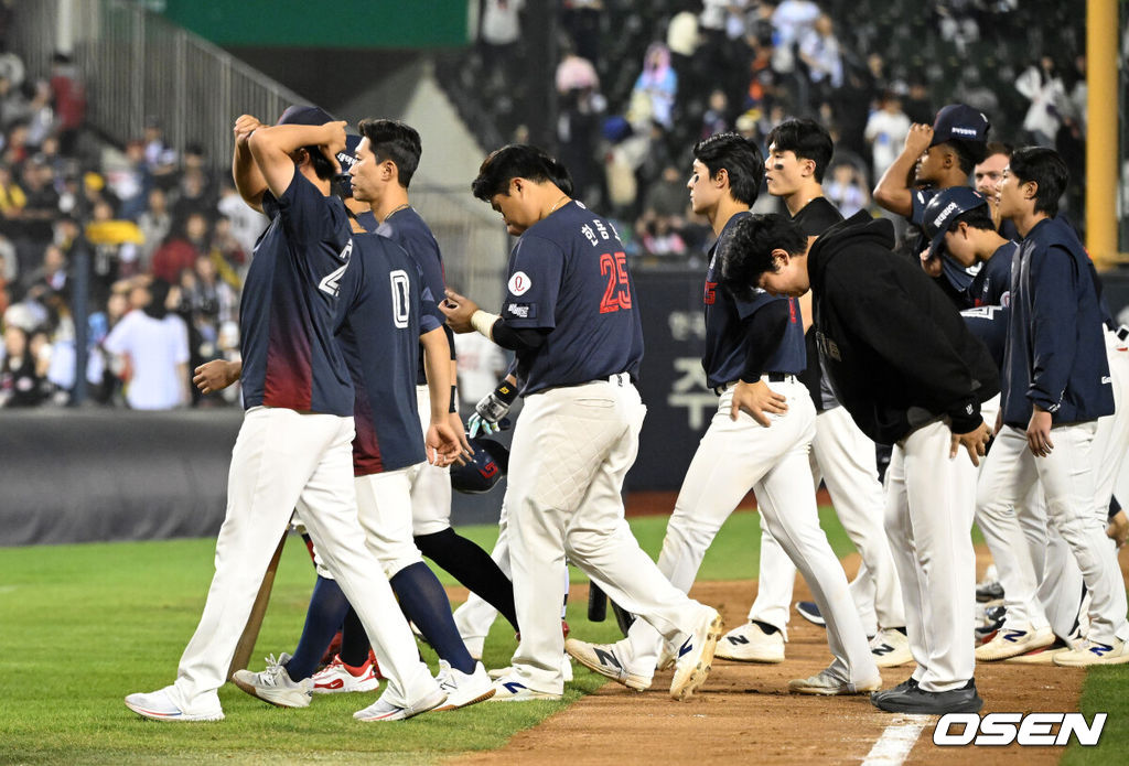 프로야구 LG 트윈스가 롯데 자이언츠를 꺾고 8연승을 질주했다. LG는 14일 서울 잠실구장에서 열린 2026 KBO리그 롯데와 시즌 첫 '엘롯라시코'에서 2-1 한 점 차 승리를 거뒀다. 1-1 동점인 8회 오스틴의 결승 솔로 홈런이 터지면서 '연승'을 8까지 늘렸다. 경기 종료 후 롯데 선수들이 아쉬워하고 있다. 2026.04.14 /sunday@osen.co.kr