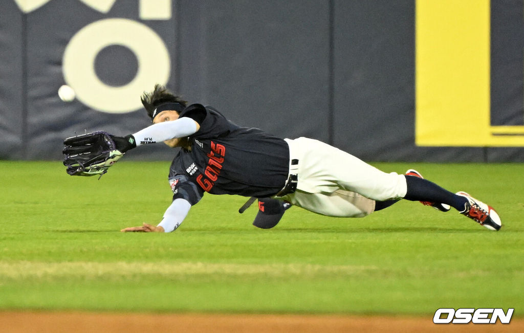 31일 서울 잠실야구장에서 2026 신한 SOL KBO리그 LG 트윈스와 롯데 자이언츠의 경기가 열렸다.이날 LG는 송승기, 롯데는 나균안을 선발로 내세웠다.4회말 무사 1루에서 롯데 황성빈이 LG 홍창기의 타구를 잡고 있다. 2026.04.14 /sunday@osen.co.kr