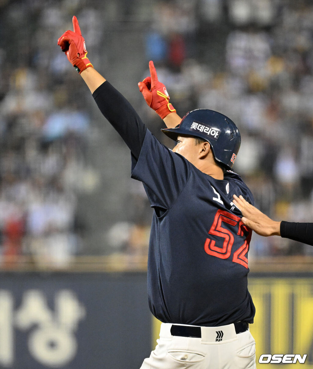 14일 서울 잠실야구장에서 2026 신한 SOL KBO리그 LG 트윈스와 롯데 자이언츠의 경기가 열렸다.이날 LG는 송승기, 롯데는 나균안을 선발로 내세웠다.7회초 1사 1,3루에서 롯데 노진혁이 중전 적시타를 치고 환호하고 있다. 2026.04.14 /sunday@osen.co.kr