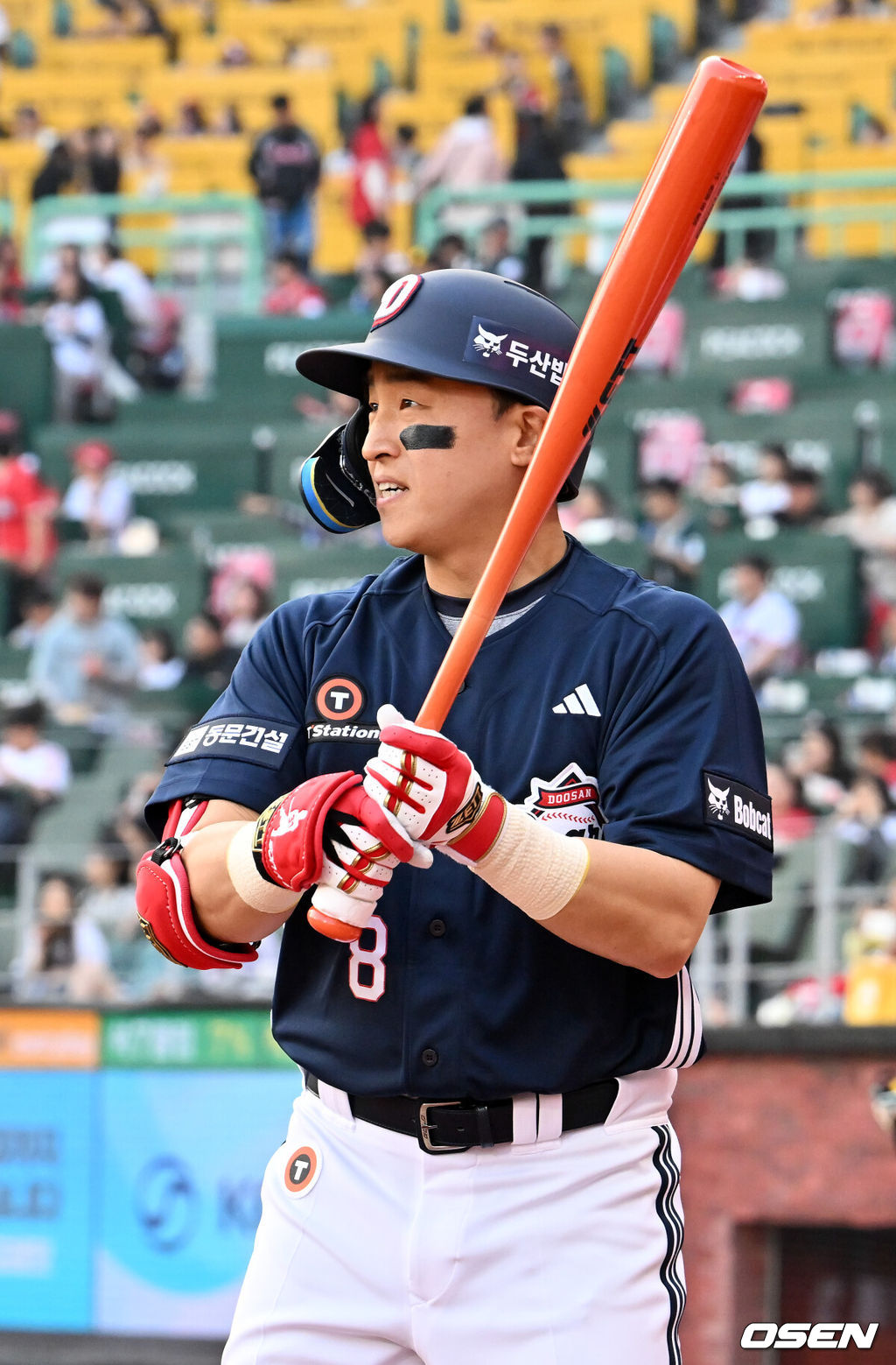 14일 오후 인천 SSG랜더스필드에서 ‘2026 신한 SOL Bank KBO리그' SSG 랜더스와 두산 베어스의 경기가 진행됐다.이날 SSG는 타케다를, 두산은 최민석을 선발투수로 내세웠다.경기 전 두산으로 트레이드 된 손아섭이 배트를 들고 몸을 풀고 있다. 2026.04.14 / rumi@osen.co.kr