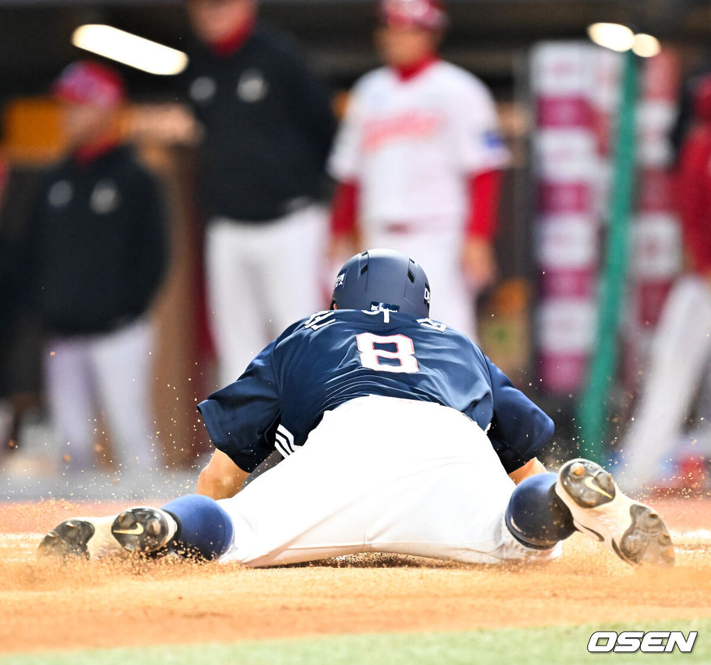 14일 오후 인천 SSG랜더스필드에서 ‘2026 신한 SOL Bank KBO리그' SSG 랜더스와 두산 베어스의 경기가 진행됐다.이날 SSG는 타케다를, 두산은 최민석을 선발투수로 내세웠다.3회초 무사 주자 2루 두산 박준순의 중견수 앞 1타점 적시타때 두산 손아섭이 홈으로 몸을 날리고 있다. 2026.04.14 / rumi@osen.co.kr