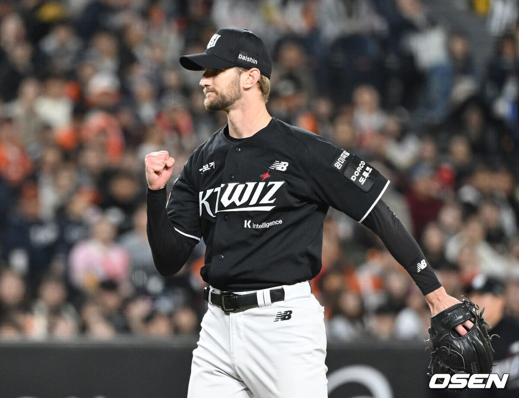 31일 대전 한화생명볼파크에서 2026 신한 SOL KBO리그 한화 이글스와 KT 위즈의 경기가 열렸다.이날 한화는 오웬 화이트, KT는 케일럽 보쉴리를 선발로 내세웠다.5회말 2사 1,2루에서 KT 보쉴리가 한화 노시환을 삼진으로 처리하고 환호하고 있다. 2026.03.31 /sunday@osen.co.kr