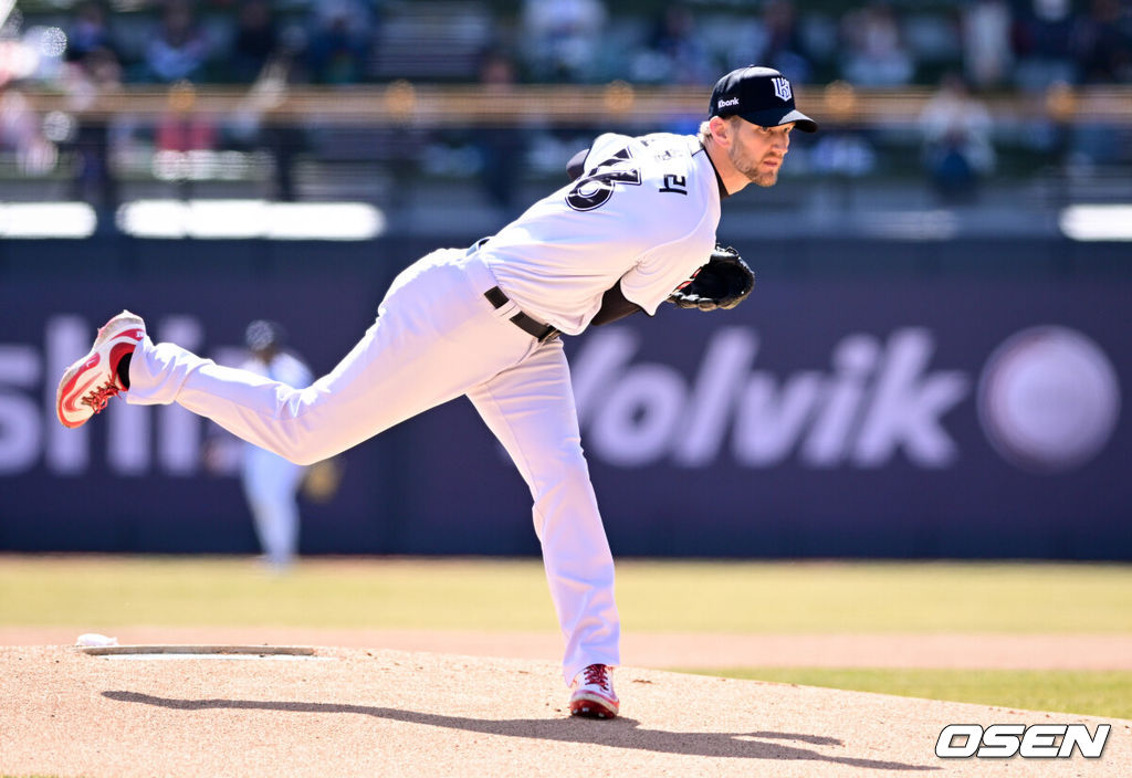 19일 경기도 수원 KT위즈파크에서 ‘2026 신한 SOL KBO리그’ 시범경기 KT 위즈와 키움 히어로즈의 경기가 열렸다.KT는 선발 투수로 보쉴리를, 키움은 김윤하를 마운드에 올렸다.1회초 KT 보쉴리가 역투하고 있다. 2026.03.19 /cej@osen.co.kr