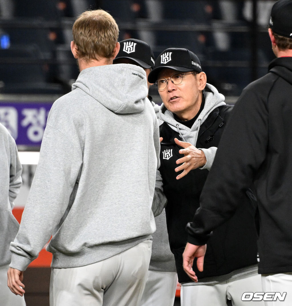 프로야구 KT 위즈가 한화 이글스를 꺾고 개막 3연승을 질주했다.이강철 감독이 이끄는 KT는 31일 대전 한화생명 볼파크에서 열린 2026 신한 SOL KBO리그 한화와의 원정경기에서 9-4로 승리했다. 이날 승리로 KT가 개막 3연승을 질주하며 1위 자리를 지켰고, 한화는 2승1패를 마크하게 됐다.경기 종료 후 KT 이강철 감독이 보쉴리와 승리의 기쁨을 나누고 있다. 2026.03.31 /sunday@osen.co.kr