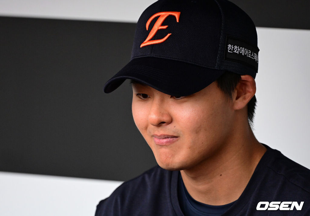 14일 대전 한화생명 볼파크에서 2026 신한 SOL KBO리그 한화 이글스와 삼성 라이온즈의 경기가 열렸다.3연패 중인 한화는 문동주, 4연승을 노리는 삼성은 최원태가 선발로 나섰다. 경기에 앞서 한화는 두산 베어스와 외야수 손아섭을 보내고 좌완 투수 이교훈과 현금 1억5000만원을 받는 트레이드를 단행했다.한화 이교훈이 취재진과 인터뷰를 하고 있다. 2026.04.14 / jpnews@osen.co.kr