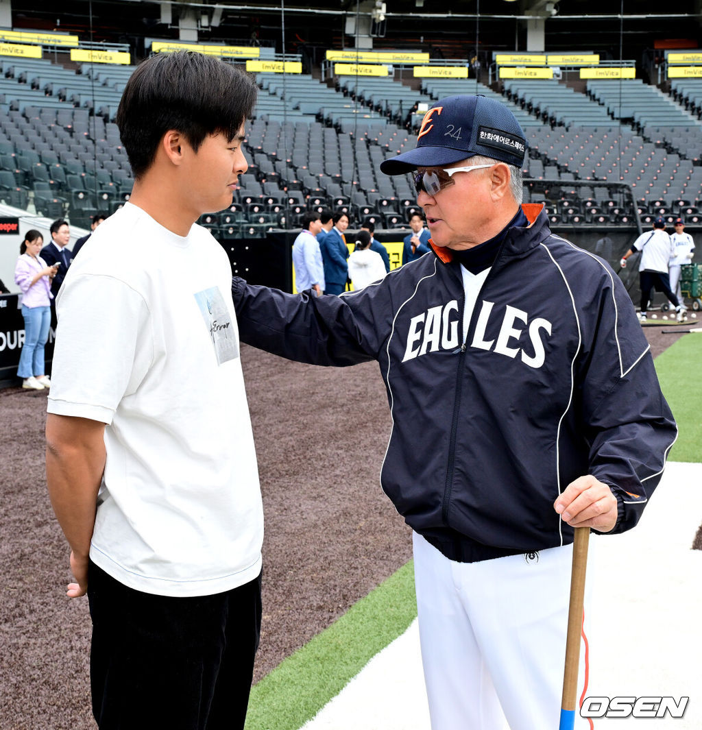 14일 대전 한화생명 볼파크에서 2026 신한 SOL KBO리그 한화 이글스와 삼성 라이온즈의 경기가 열렸다.3연패 중인 한화는 문동주, 4연승을 노리는 삼성은 최원태가 선발로 나섰다. 경기에 앞서 한화는 두산 베어스와 외야수 손아섭을 보내고 좌완 투수 이교훈과 현금 1억5000만원을 받는 트레이드를 단행했다.한화 김경문 감독이 이교훈과 인사를 나누고 있다. 2026.04.14 / jpnews@osen.co.kr