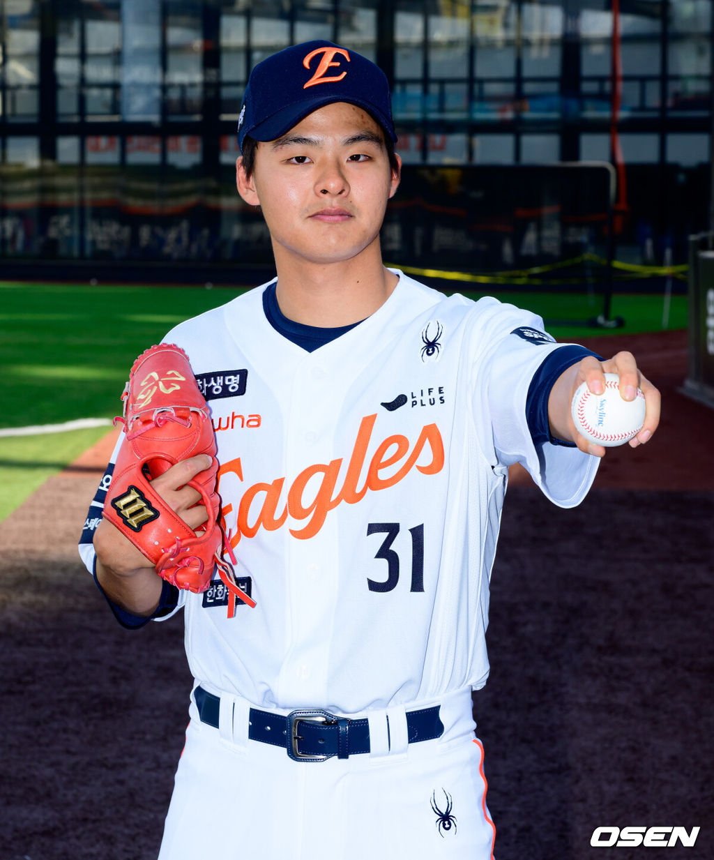 14일 대전 한화생명 볼파크에서 2026 신한 SOL KBO리그 한화 이글스와 삼성 라이온즈의 경기가 열렸다.3연패 중인 한화는 문동주, 4연승을 노리는 삼성은 최원태가 선발로 나섰다. 경기에 앞서 한화는 두산 베어스와 외야수 손아섭을 보내고 좌완 투수 이교훈과 현금 1억5000만원을 받는 트레이드를 단행했다.한화 이교휸이 포토타임을 하고 있다. 2026.04.14 / jpnews@osen.co.kr