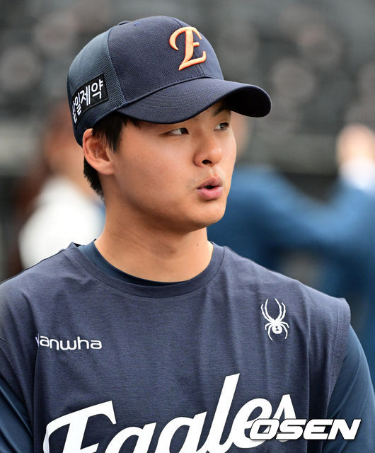 [OSEN=대전, 지형준 기자] 14일 대전 한화생명 볼파크에서 2026 신한 SOL KBO리그 한화 이글스와 삼성 라이온즈의 경기가 열렸다.3연패 중인 한화는 문동주, 4연승을 노리는 삼성은 최원태가 선발로 나섰다.&nbsp;경기에 앞서 한화는 두산 베어스와 외야수 손아섭을 보내고 좌완 투수 이교훈과 현금 1억5000만원을 받는 트레이드를 단행했다.한화 이교휸이 인터뷰를 준비하고 있다. 2026.04.14&nbsp;/ jpnews@osen.co.kr