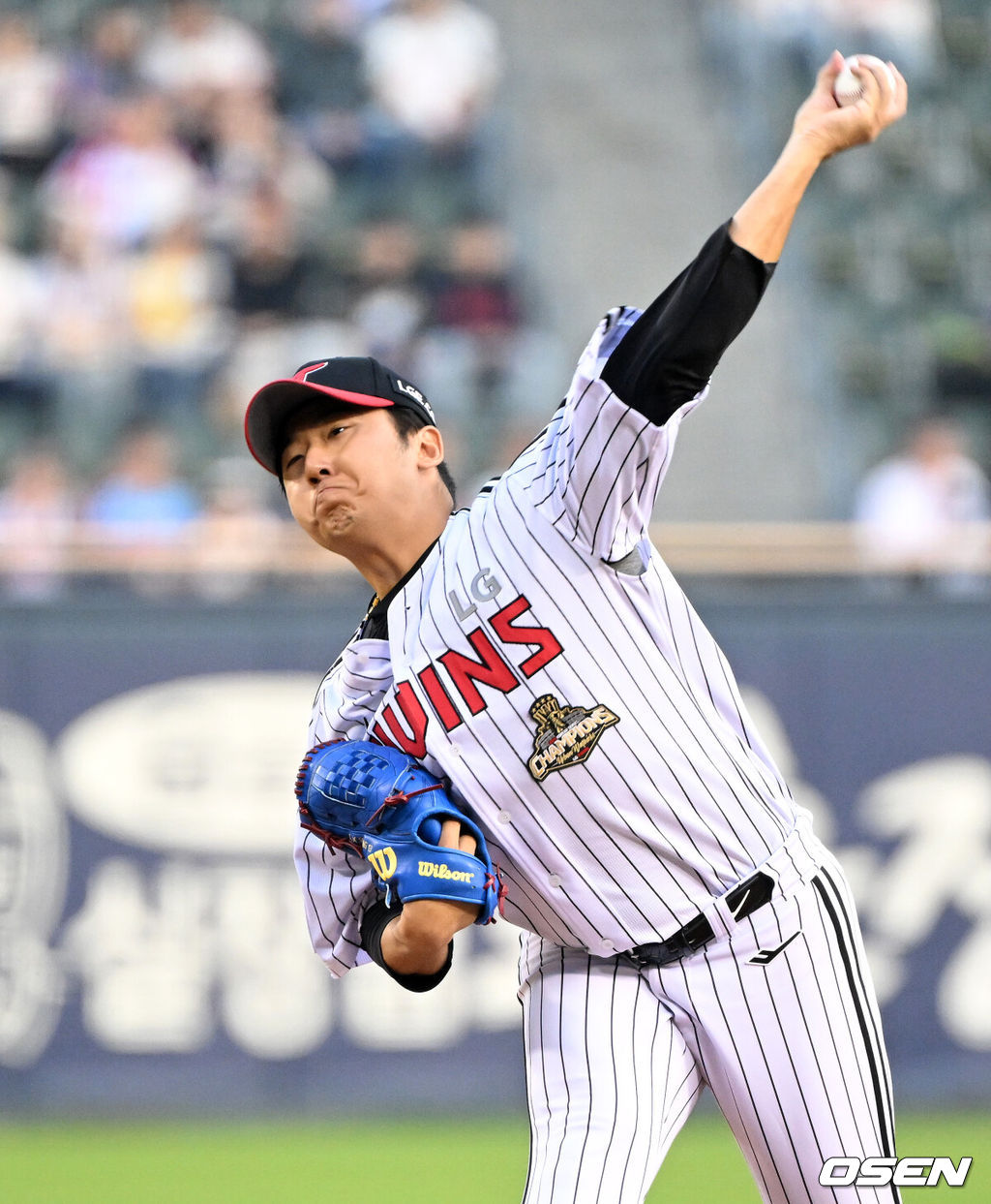 31일 서울 잠실야구장에서 2026 신한 SOL KBO리그 LG 트윈스와 롯데 자이언츠의 경기가 열렸다.이날 LG는 송승기, 롯데는 나균안을 선발로 내세웠다.1회초 무사에서 LG 선발투수 송승기가 역투하고 있다. 2026.04.14 /sunday@osen.co.kr