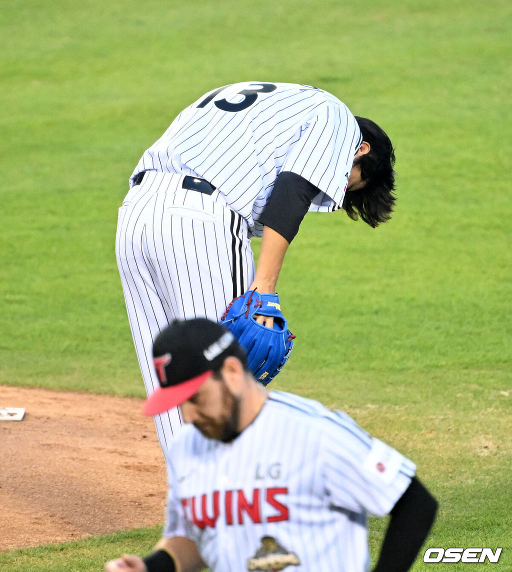 31일 서울 잠실야구장에서 2026 신한 SOL KBO리그 LG 트윈스와 롯데 자이언츠의 경기가 열렸다.이날 LG는 송승기, 롯데는 나균안을 선발로 내세웠다.2회초 2사에서 LG 송승기가 롯데 한태양을 땅볼로 처리한 오지환을 향해 인사를 하고 있다. 2026.04.14 /sunday@osen.co.kr