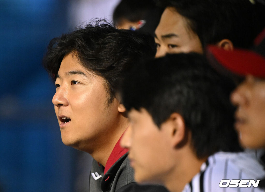 프로야구 LG 트윈스가 롯데 자이언츠를 꺾고 8연승을 질주했다. LG는 14일 서울 잠실구장에서 열린 2026 KBO리그 롯데와 시즌 첫 '엘롯라시코'에서 2-1 한 점 차 승리를 거뒀다. 1-1 동점인 8회 오스틴의 결승 솔로 홈런이 터지면서 '연승'을 8까지 늘렸다. 9회초 LG 송승기가 경기를 바라보고 있다. 2026.04.14 /sunday@osen.co.kr