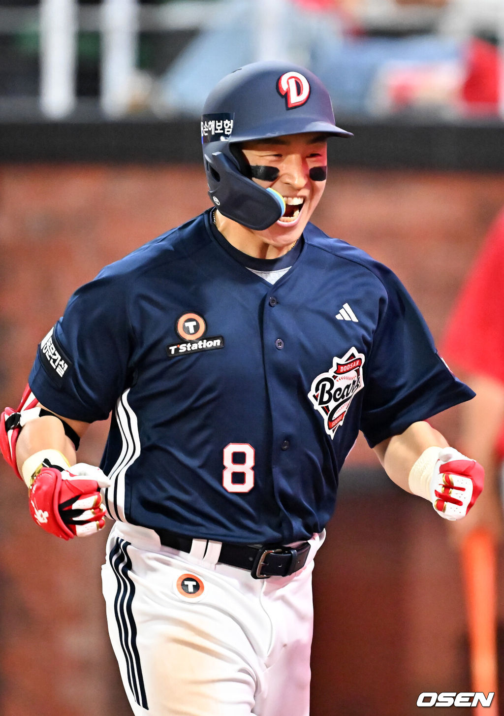 14일 오후 인천 SSG랜더스필드에서 ‘2026 신한 SOL Bank KBO리그' SSG 랜더스와 두산 베어스의 경기가 진행됐다.이날 SSG는 타케다를, 두산은 최민석을 선발투수로 내세웠다.4회초 1사 주자 2루 두산 손아섭이 우중월 투런 홈런을 때린 후 홈을 밟으며 포효하고 있다. 2026.04.14 / rumi@osen.co.kr