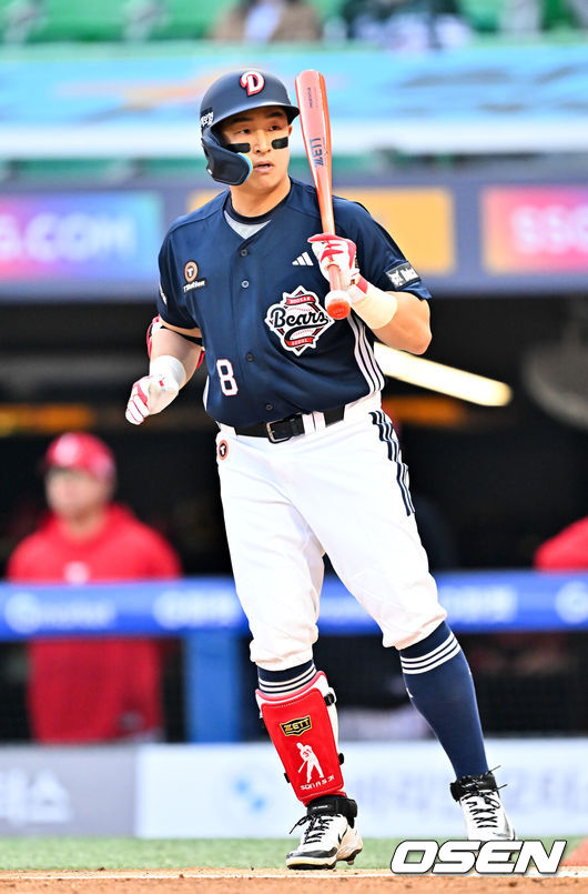 [OSEN=인천, 민경훈 기자] 14일 오후 인천 SSG랜더스필드에서 ‘2026 신한 SOL Bank KBO리그'&nbsp;SSG 랜더스와 두산 베어스의 경기가 진행됐다.이날 SSG는 타케다를, 두산은 최민석을 선발투수로 내세웠다.1회초 무사 주자 1루 두산 손아섭이 볼넷 출루를 하고 있다. 2026.04.14 / rumi@osen.co.kr