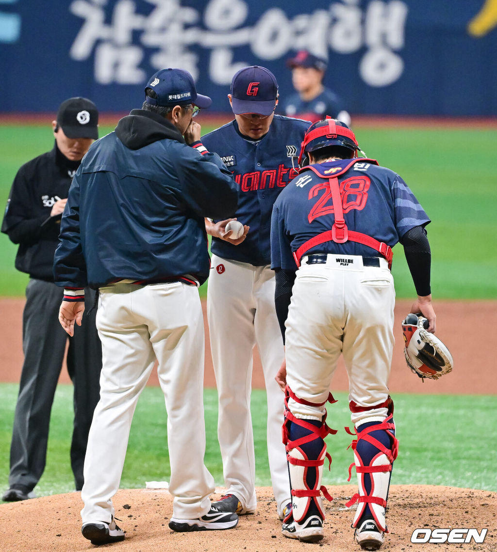 12일 서울 고척스카이돔에서 ‘2026 신한은행 SOL Bank KBO리그’ 키움 히어로즈와 롯데 자이언츠의 경기가 열렸다. 이날 키움은 안우진을, 롯데는 박세웅을 선발투수로 내세웠다. 2회말 롯데 김상진 투수 코치가 마운드에 올라 박세웅 선발투수와 이야기를 나누고 있다. 2026.04.12 / soul1014@osen.co.kr