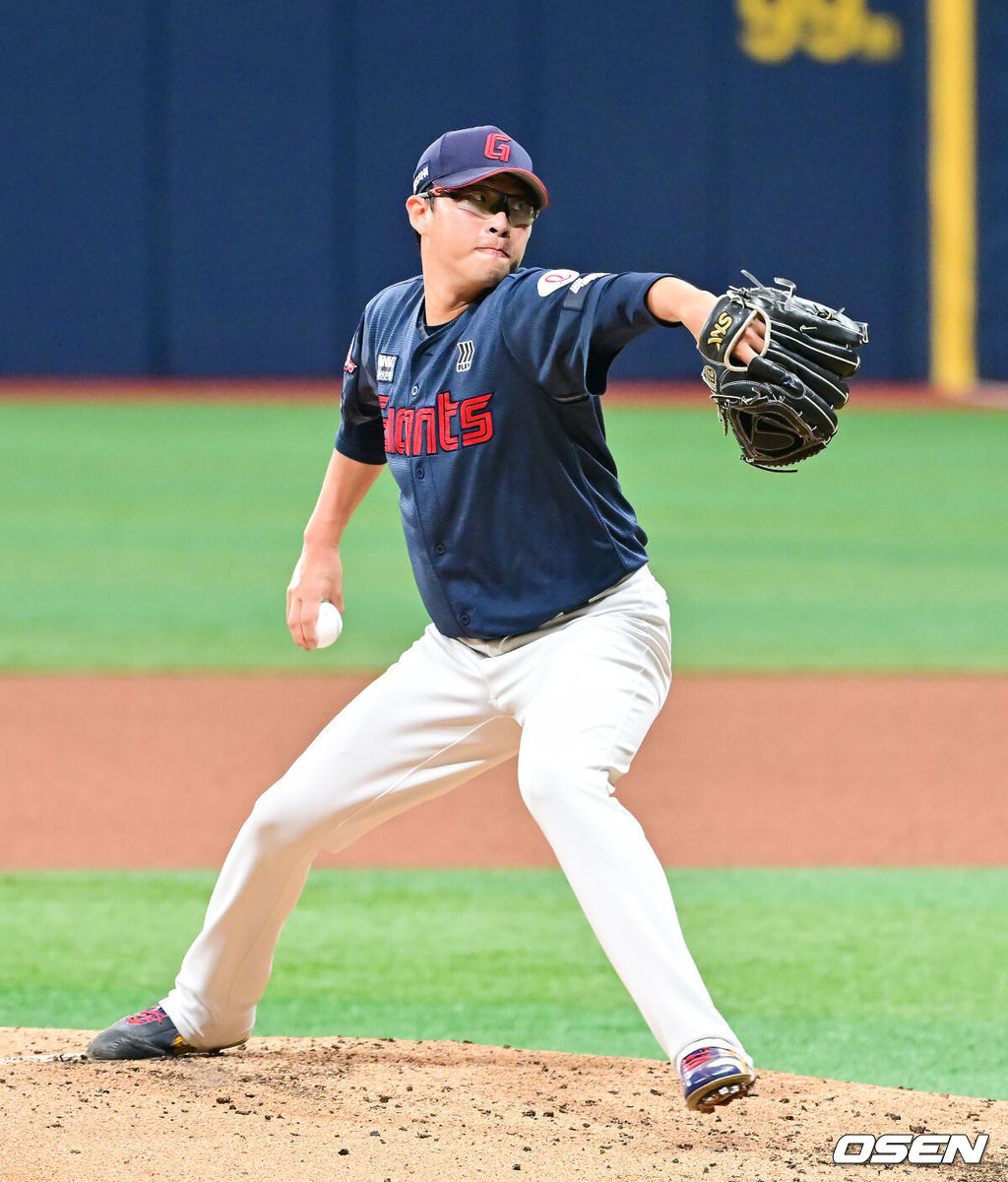 12일 서울 고척스카이돔에서 ‘2026 신한은행 SOL Bank KBO리그’ 키움 히어로즈와 롯데 자이언츠의 경기가 열렸다.이날 키움은 안우진을, 롯데는 박세웅을 선발투수로 내세웠다. 2회말 롯데 선발투수 박세웅이 역투하고 있다. 2026.04.12 / soul1014@osen.co.kr