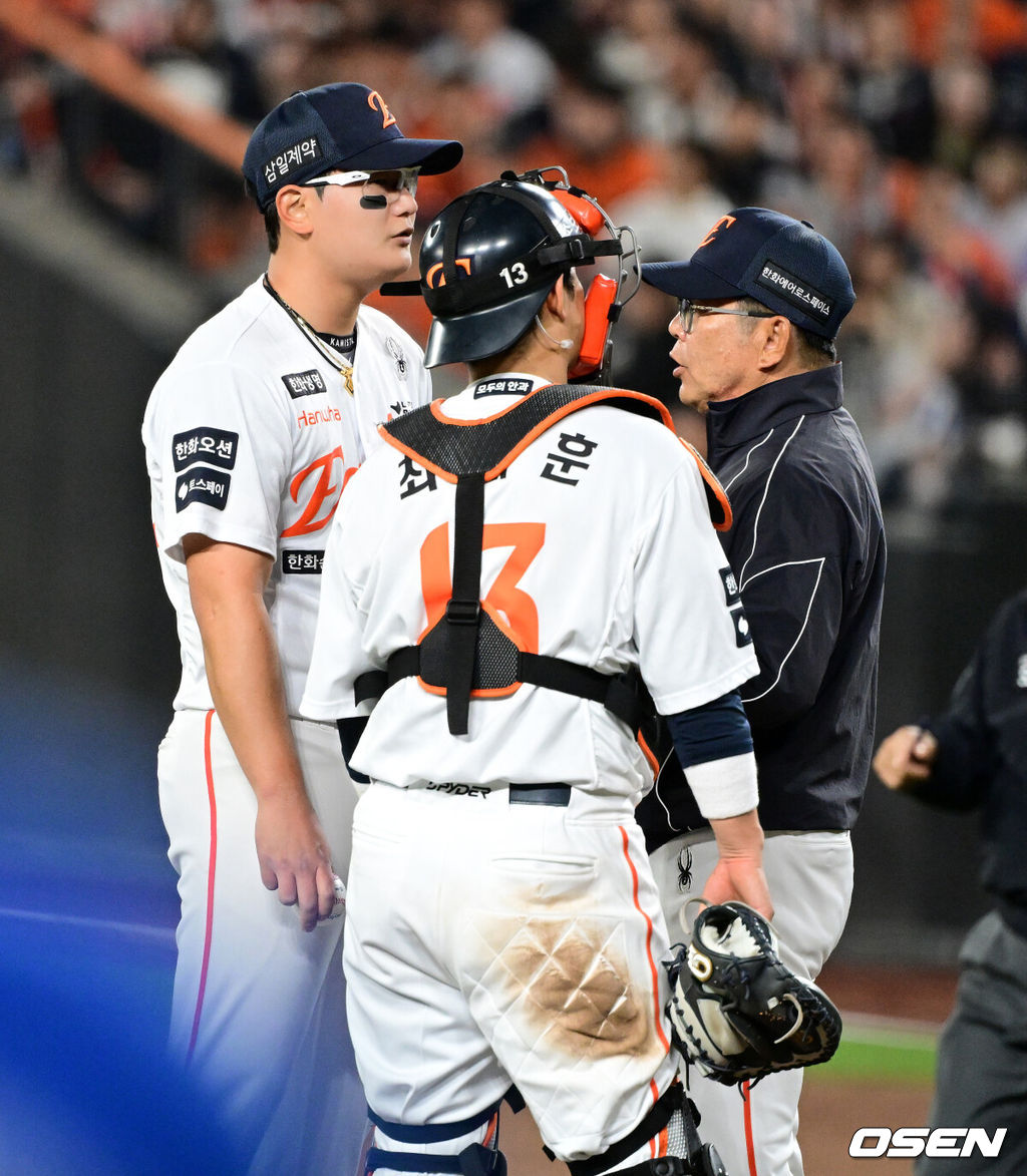 14일 대전 한화생명 볼파크에서 2026 신한 SOL KBO리그 한화 이글스와 삼성 라이온즈의 경기가 열렸다.3연패 중인 한화는 문동주, 4연승을 노리는 삼성은 최원태가 선발로 나섰다. 8회초 2사 만루에서 한화 김서현이 삼성 류지혁에게 밀어내기 볼넷을 허용하자 양상문 코치가 마운드에 올라 격려하고 있다. 2026.04.14 / jpnews@osen.co.kr
