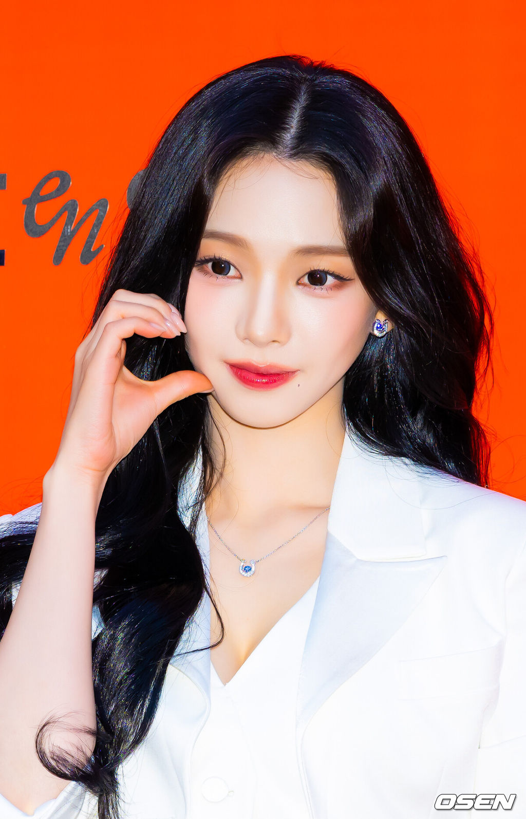 19일 오후 서울 성동구 성수동에서 그룹 에스파(aespa)가 참석하는 브랜드 팝업 행사가 열렸다.이 자리에는 그룹 에스파의 멤버 카리나 윈터 지젤 닝닝이 참석했다.에스파 카리나가 입장하며 포즈를 취하고 있다. 2026.02.19 / rumi@osen.co.kr